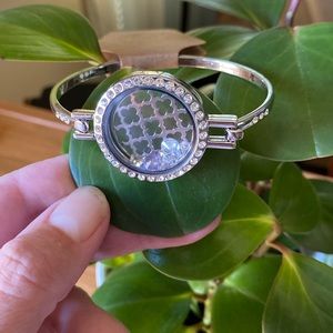 Like New Floating Rhinestone Bangle Bracelet Silver